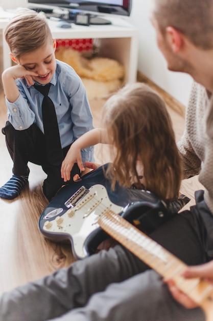 Kinder beim Musikunterricht, gemeinsames Lernen, soziales Engagement