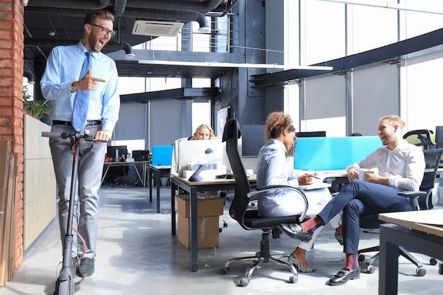 Modernes Büro, Teamarbeit, professionelle Umgebung